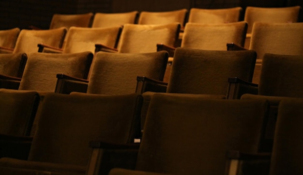 Photo low angle view of empty chairs in auditorium