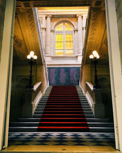 Photo low angle view of empty staircase