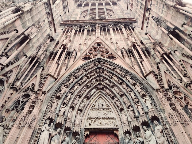 Foto vista ad angolo basso dell'ingresso di una cattedrale di strasburgo