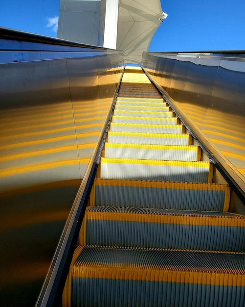 Photo low angle view of escalator against sky