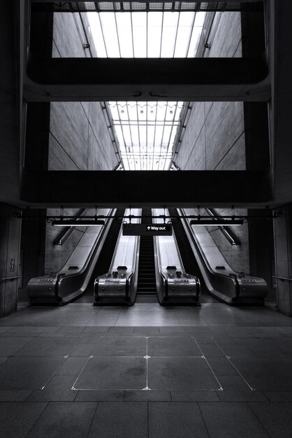 Photo low angle view of escalator at airport