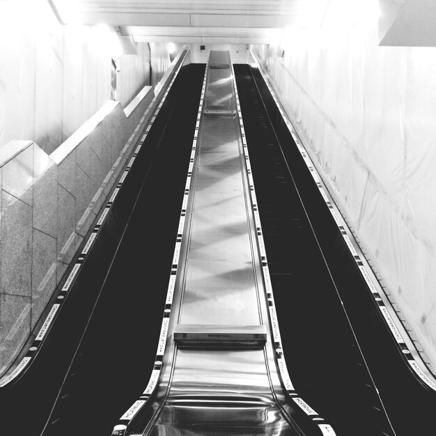 Photo low angle view of escalator in building