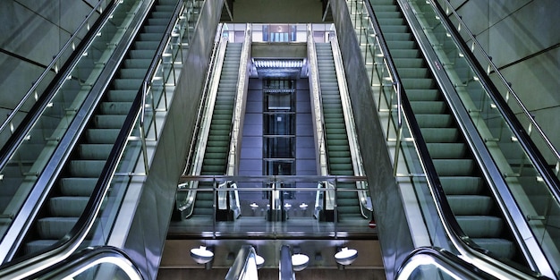 Photo low angle view of escalator