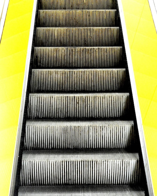 Photo low angle view of escalator