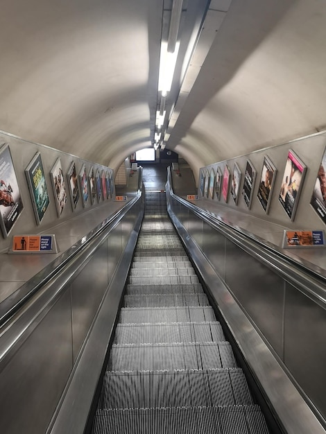 Photo low angle view of escalator