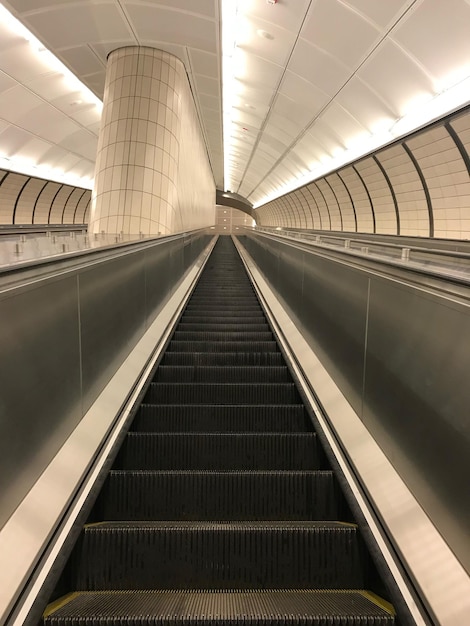 Photo low angle view of escalator