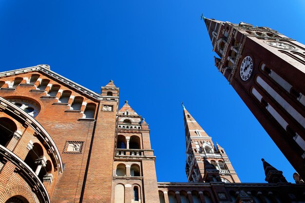 Foto vista ad angolo basso dell'esterno della cattedrale di szeged