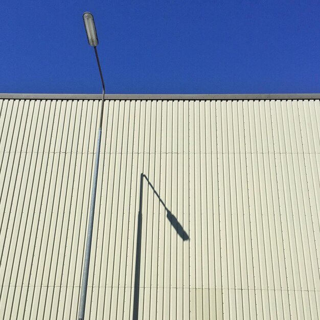 Foto vista a basso angolo della fabbrica contro un cielo blu chiaro durante una giornata di sole