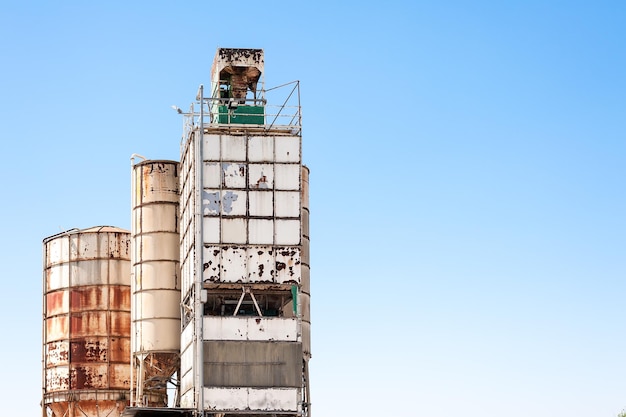 Photo low angle view of factory against clear blue sky