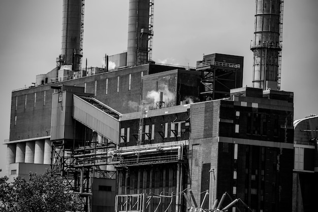 Foto vista a basso angolo della fabbrica contro il cielo