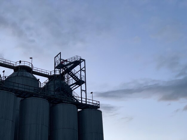 Foto vista a basso angolo della fabbrica contro il cielo