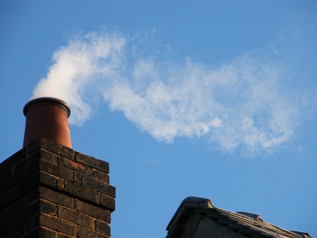 Photo low angle view of factory against sky