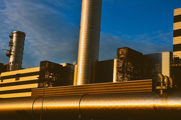 Photo low angle view of factory against sky