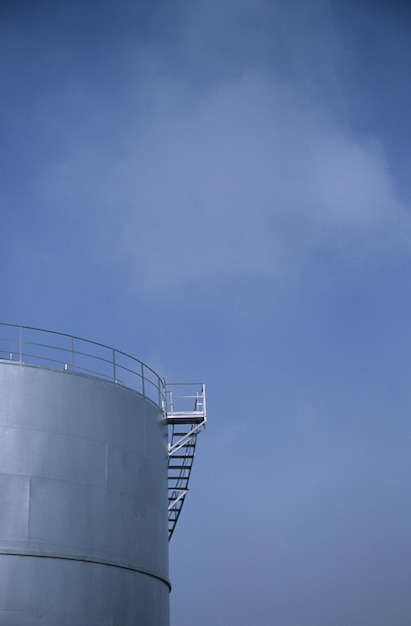 Foto vista a basso angolo della fabbrica contro il cielo