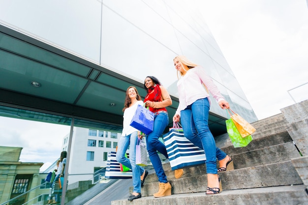 Photo low angle view of female friends moving down on steps