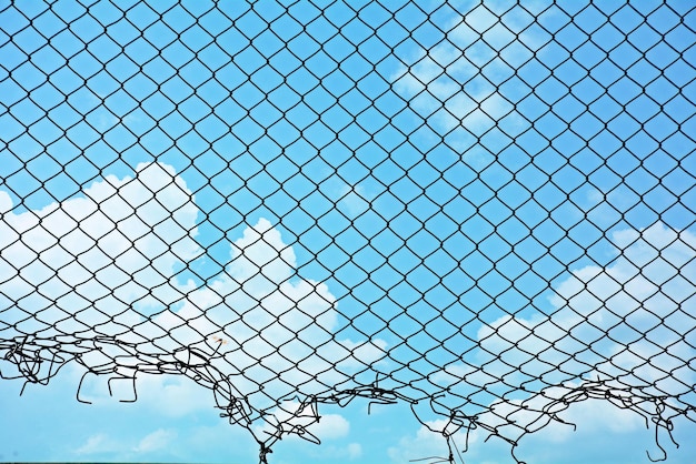 Photo low angle view of fence against sky