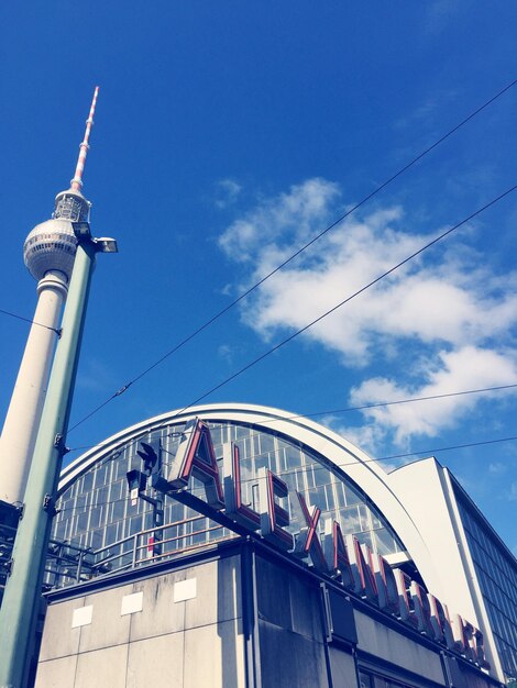 Photo low angle view of fernsehturm against sky at alexanderplatz in city