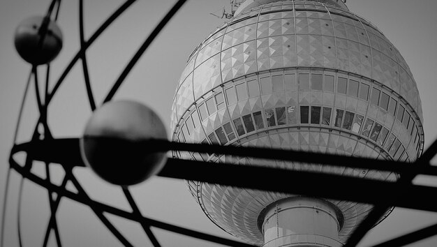 Foto vista a bassa angolazione di fernsehturm contro il cielo