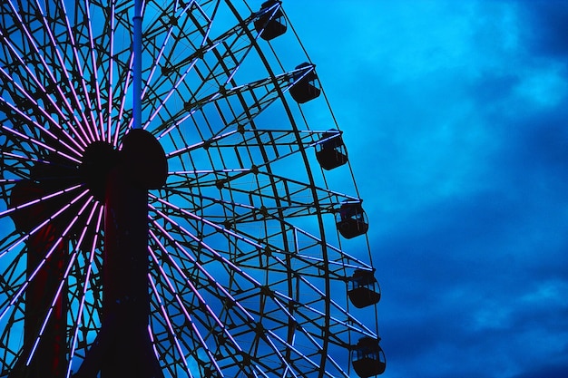 Photo low angle view of ferris wheel against blue sky