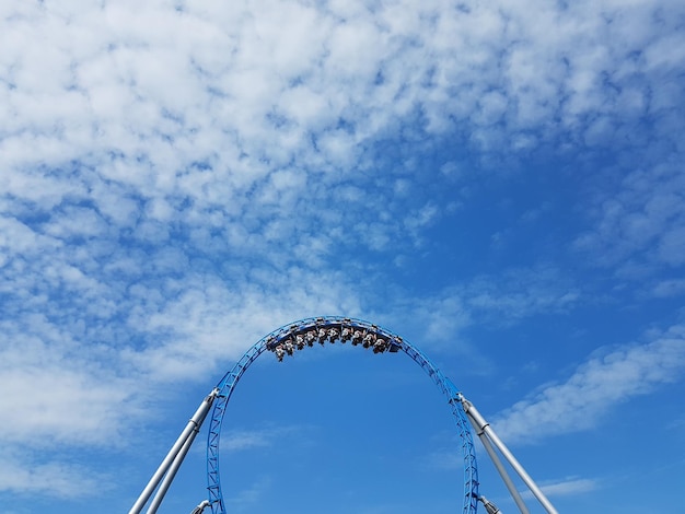 青い空を背景にしたフェリスホイールの低角度の景色