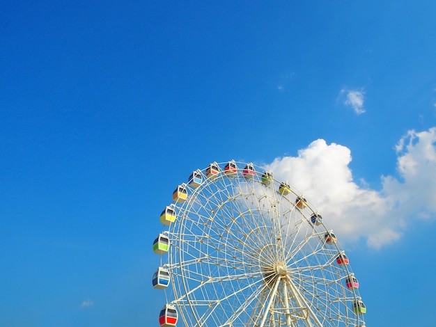 青い空を背景にしたフェリスホイールの低角度の景色