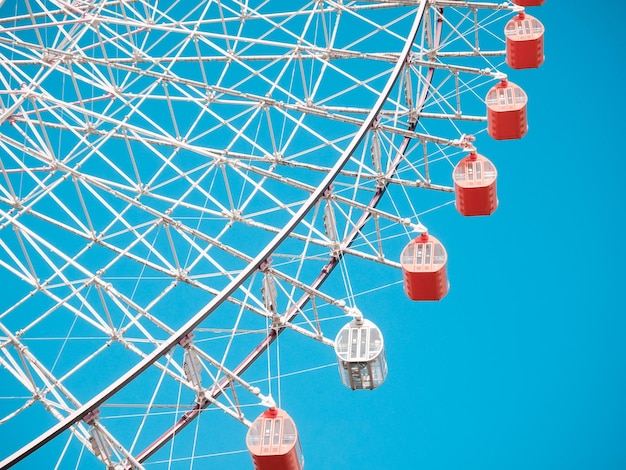 Photo low angle view of ferris wheel against blue sky