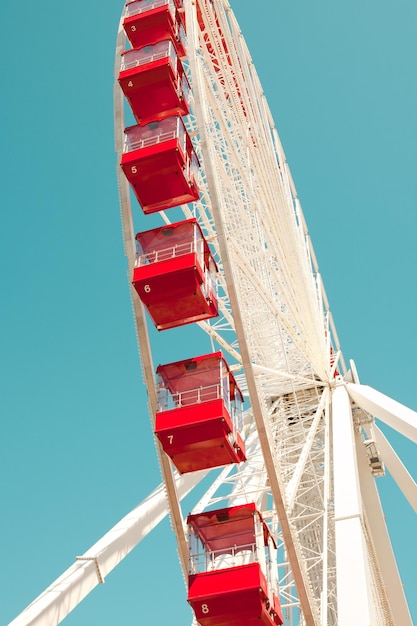 Photo low angle view of ferris wheel against clear blue sky