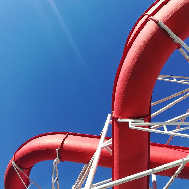 Photo 澄んだ青い空を背景にしたフェリスホイールの低角度の景色