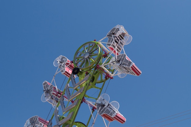 Photo low angle view of ferris wheel against clear blue sky