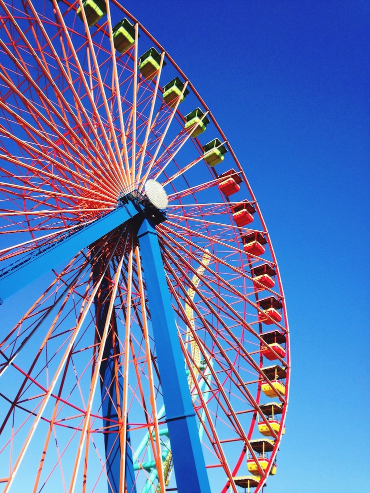 Photo low angle view of ferris wheel against clear blue sky