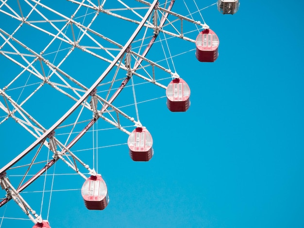 Photo low angle view of ferris wheel against clear blue sky