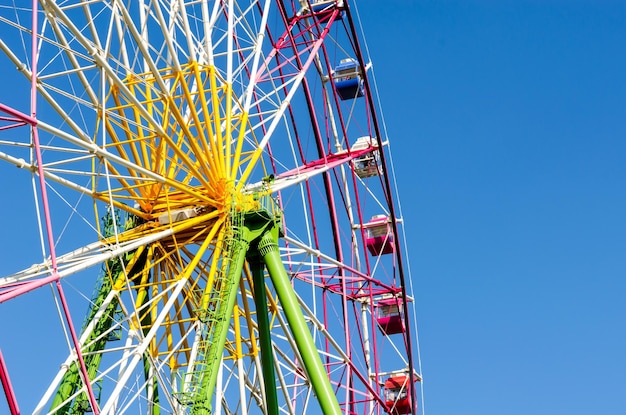 Photo low angle view of ferris wheel against clear blue sky