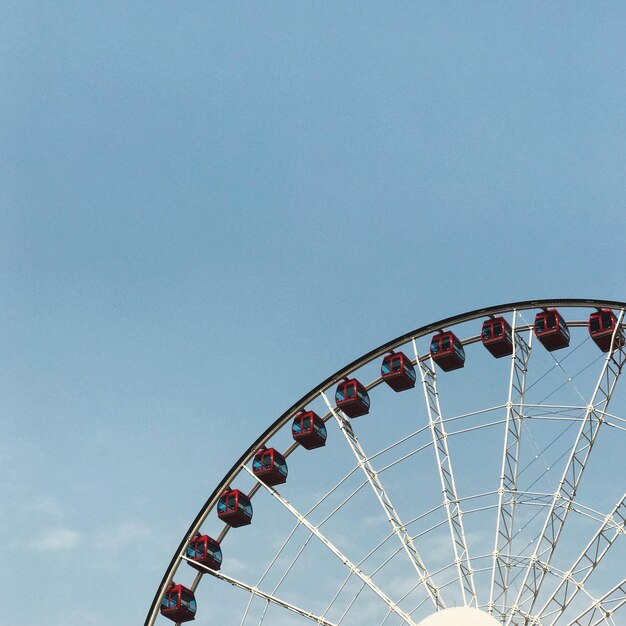 Foto vista a bassa angolazione della ruota panoramica contro un cielo blu limpido