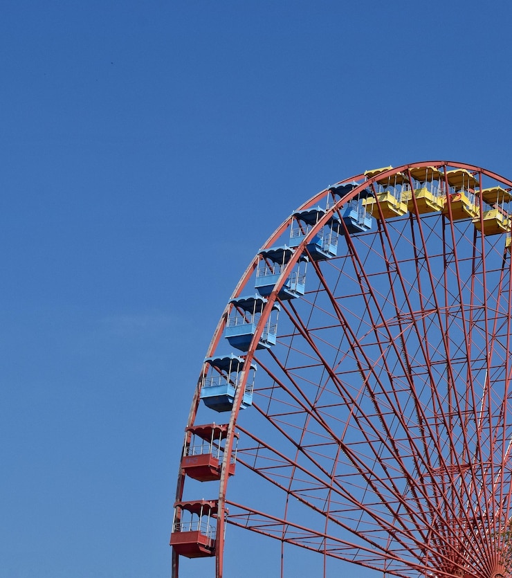 Photo low angle view of ferris wheel against clear blue sky