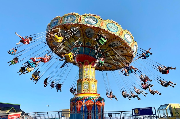 Foto vista a bassa angolazione della ruota panoramica contro un cielo limpido