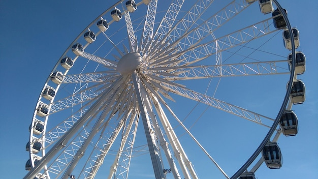 Foto vista a bassa angolazione della ruota panoramica contro un cielo limpido