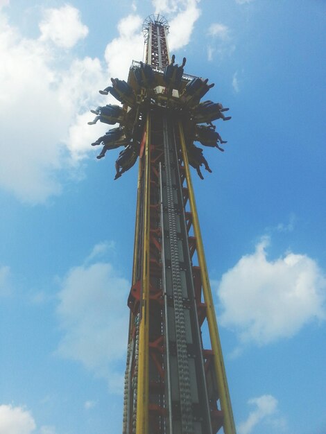 Photo low angle view of ferris wheel against cloudy sky