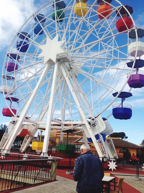 Photo low angle view of ferris wheel against sky