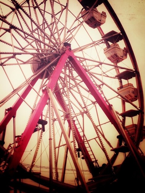 Photo low angle view of ferris wheel against sky