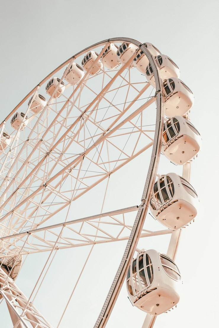 Photo low angle view of ferris wheel against sky