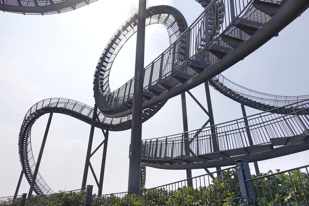 天空に対するフェリスホイールの低角度の視点