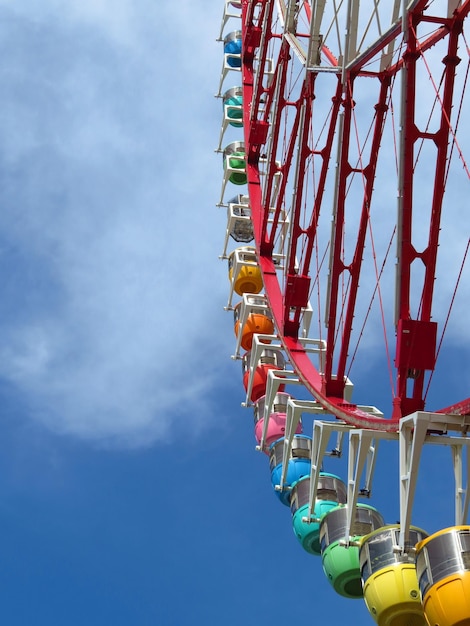 Photo low angle view of ferris wheel against sky