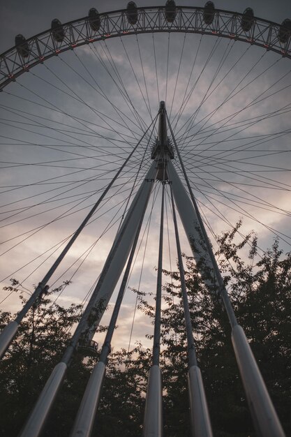 Photo low angle view of ferris wheel against sky