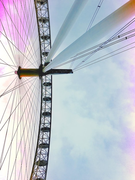 Photo low angle view of ferris wheel against sky