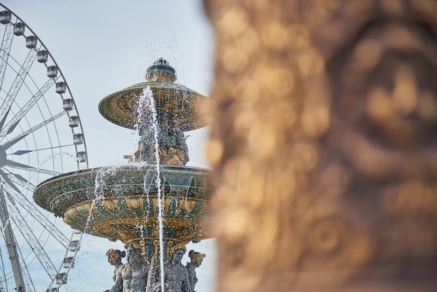 Photo low angle view of ferris wheel and fountain against sky