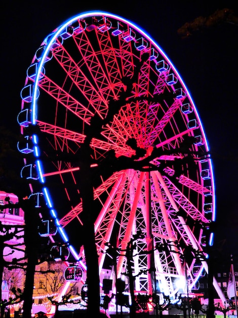 Photo low angle view of ferris wheel at night