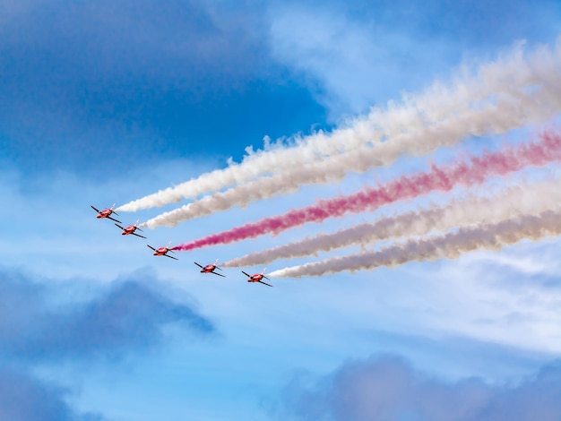 雲の空に煙草を吸うスタントを演じている戦闘機の低角度の景色