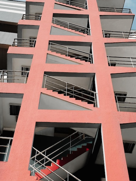 Низкоугольный вид пожарной лестницы на здании