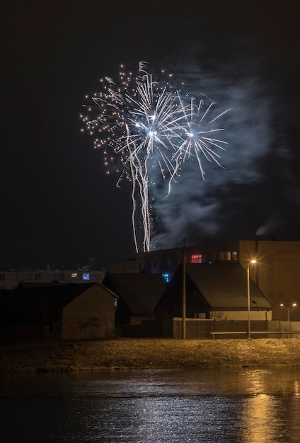 Foto vista a basso angolo di spettacolo di fuochi d'artificio di notte