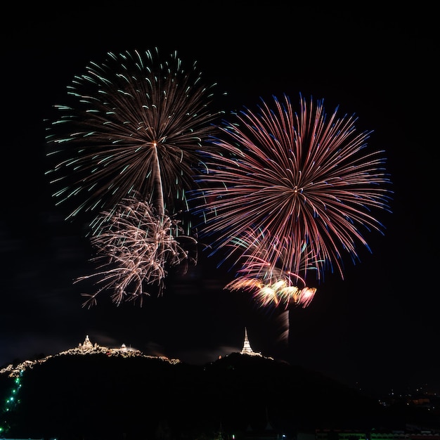 夜の花火の低角度の景色